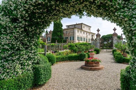 Tuscany wedding venue landscape with historic villa and gardens — an elegant and peaceful setting for a Jewish destination wedding in Italy.