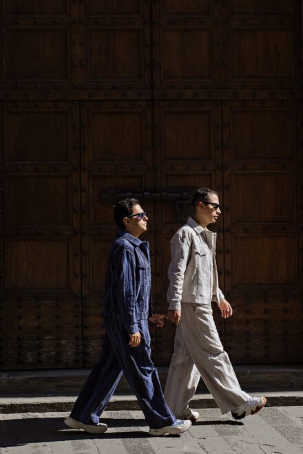 Candid moment of Lalo and Xavi exploring the streets of Florence during their pre-wedding session — laughter, love and Italian charm in every frame.