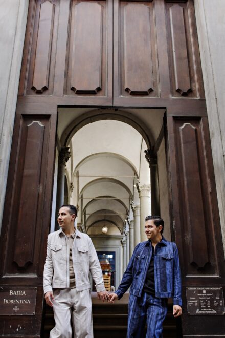 Candid moment of Lalo and Xavi exploring the streets of Florence during their pre-wedding session — laughter, love and Italian charm in every frame.
