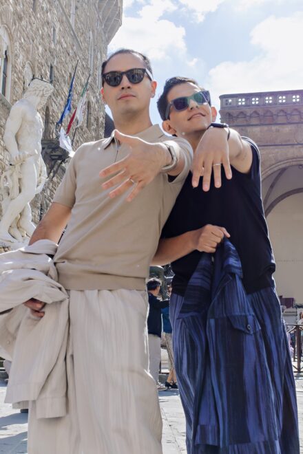 Lalo and Xavi strolling by the Uffizi Gallery surrounded by art, history and the warm hues of Tuscany — a cinematic pre-wedding story captured in Florence.