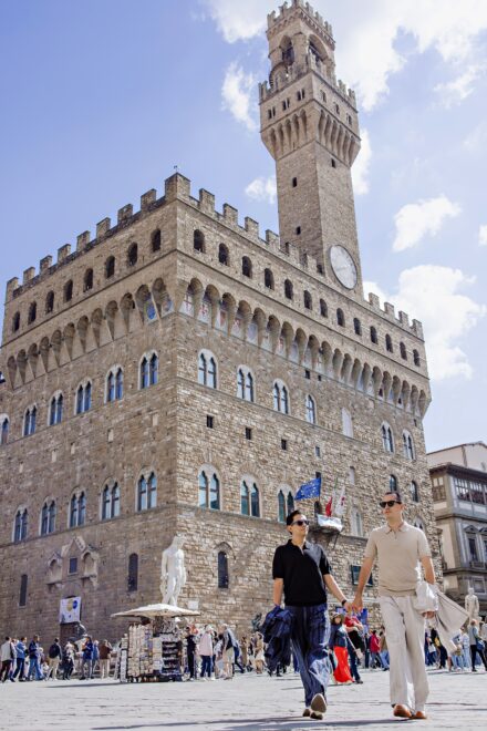 Lalo and Xavi strolling by the Uffizi Gallery surrounded by art, history and the warm hues of Tuscany — a cinematic pre-wedding story captured in Florence.