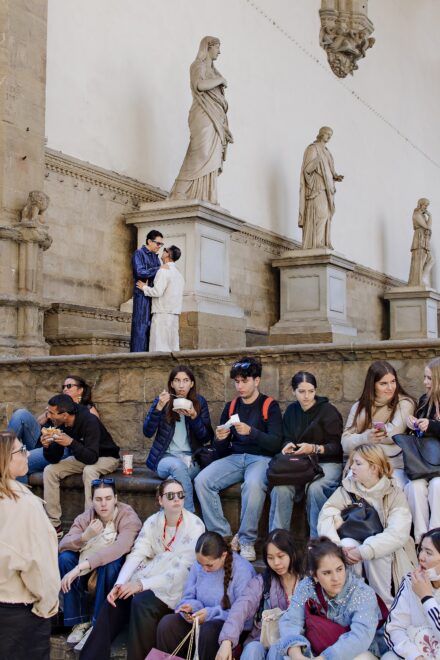 Lalo and Xavi strolling by the Uffizi Gallery surrounded by art, history and the warm hues of Tuscany — a cinematic pre-wedding story captured in Florence.