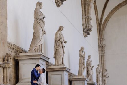 Lalo and Xavi strolling by the Uffizi Gallery surrounded by art, history and the warm hues of Tuscany — a cinematic pre-wedding story captured in Florence.