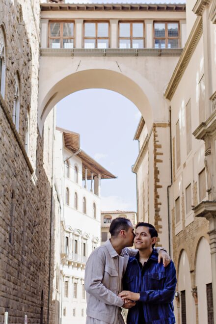 Lalo and Xavi strolling by the Uffizi Gallery surrounded by art, history and the warm hues of Tuscany — a cinematic pre-wedding story captured in Florence.