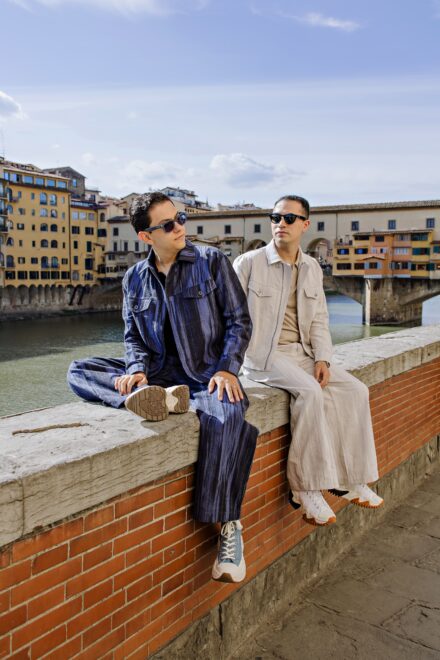 Romantic moment of Lalo and Xavi at Ponte Vecchio in Florence, framed by the Arno River and golden sunset — timeless pre-wedding photography by Cossu Photography.